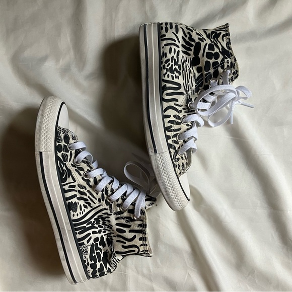 Converse Black and White High-Top Sneakers with Urban Art Design - Picture 7 of 9